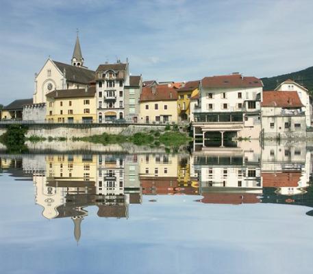 Ville de Seyssel au bord du Rhône