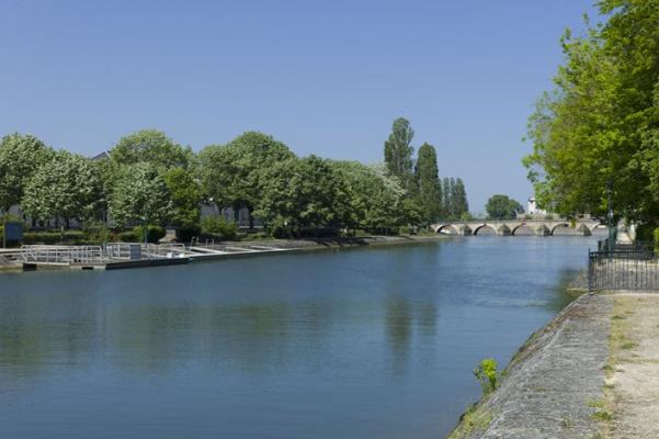 Le canal de berry, au jardin de l'Abbaye de Vierzon