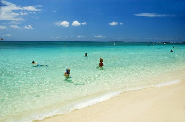 La mer des Caraibes vue de la plage d'Aruba