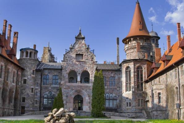 Palais de Cesvaine en plein forêt, Lettonie