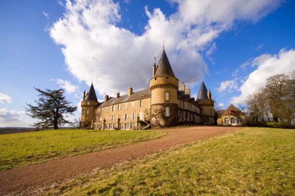 Le château de Villemolin surplombant les collines du Morvan