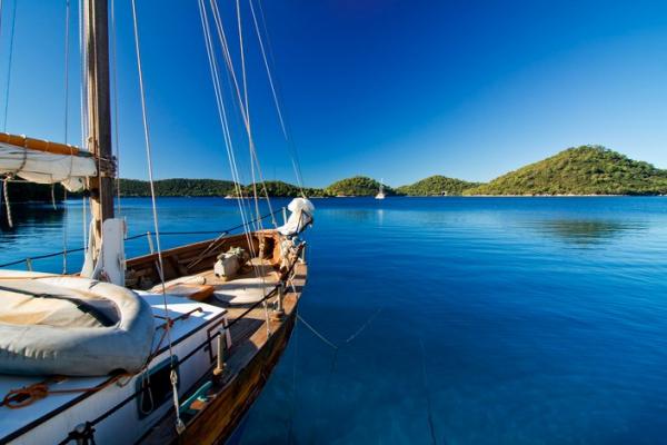 Bateau ancré au large de Lastovo, Croatie