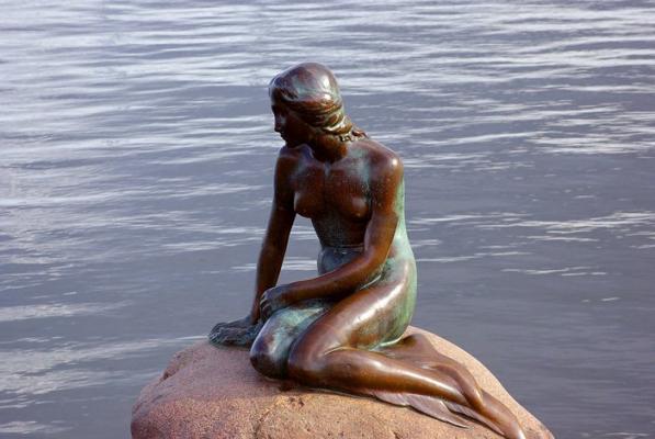 La célèbre Sirène solitaire du port de Copenhague