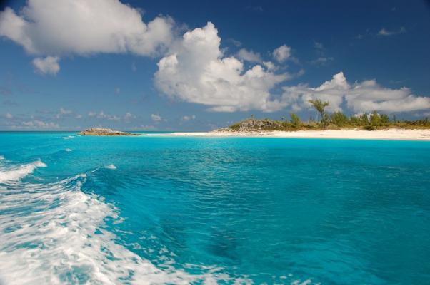 Vue de la mer des Caraïbes depuis une plage des Bahamas