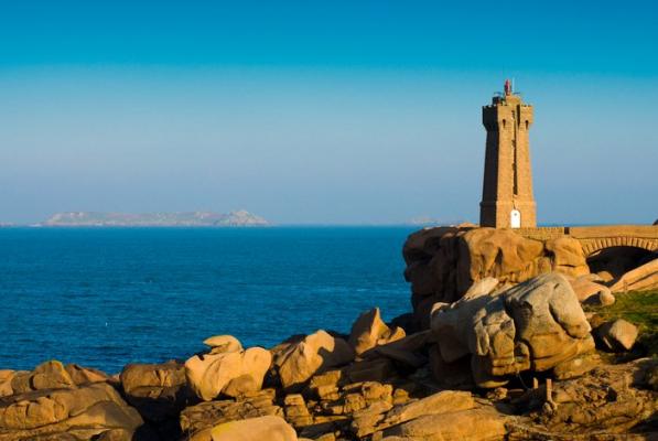 Un phare sur une plage de granit rose en Normandie