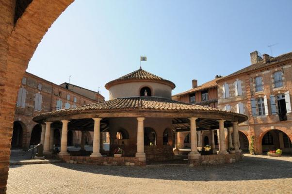 Place de la Halle à Auvillar
