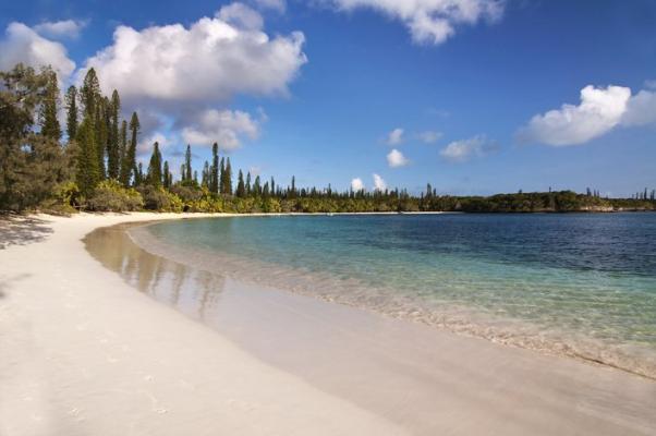 Plage en sable blanc de l'île des Pins