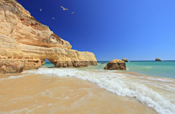 Plage de Portimao dans l'Algarve au Portugal