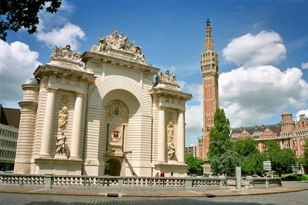 La porte de Paris à Lille avec vue sur le Beffroi
