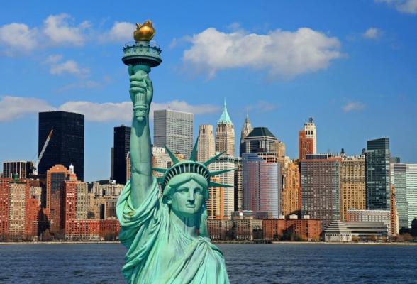 Statue de la Liberté et Manhattan en fond à New York, Etats-Unis