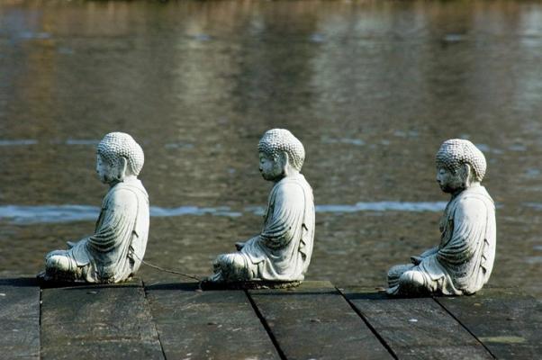 De petites statues le long de l'eau