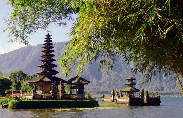 Le long d'un fleuve, un temple semble flotter