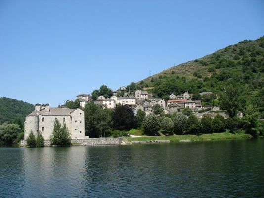 Village lozérois sur les berges du Tarn