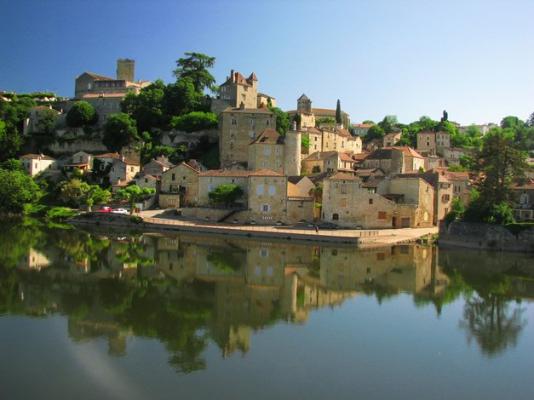 Village isolé sur les rives du Lot