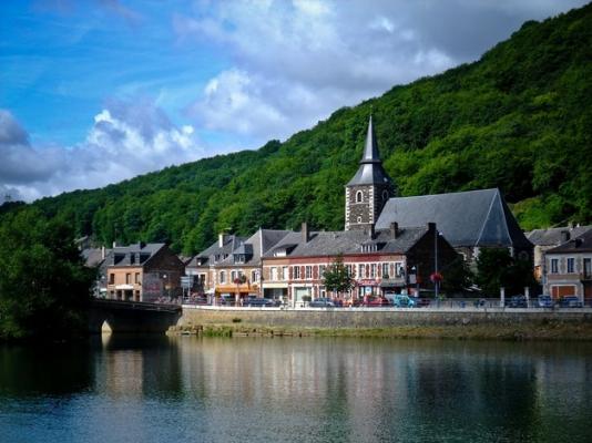 L'église de Vireux, sur les bords de la Meuse