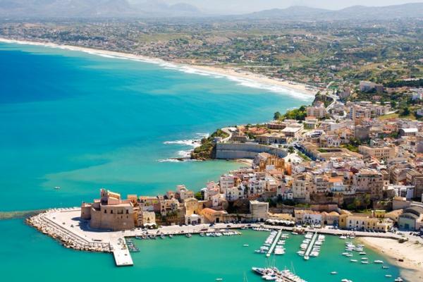 Vue aérienne d'une baie de Sicile, Italie