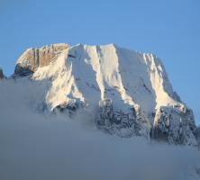 Roc montagneux sous la neige