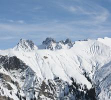 Versant de montagne enneigé aux Areches