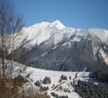 Route serpentant dans la neige à Aussois