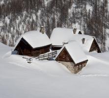 Chalets sous la neige à Briancon