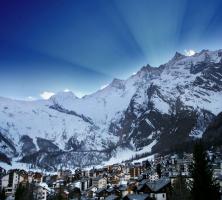 Rayons de soleil derrière la montagne à Crest-Voland