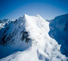 Vue d'une montagne près d'Isola