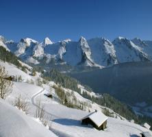 Chalet sous la neige près de La Clusaz