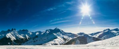 Panoramique des montagnes autour de Le Corbier