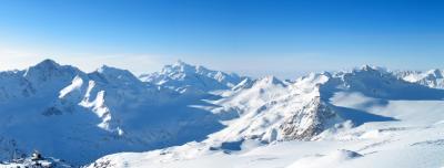 Panoramique des montagnes entourant les 2 Alpes