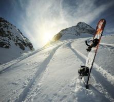 Snowboard planté dans la neige aux 2 Alpes