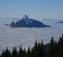 Montagne émergeant des nuages près des Carroz