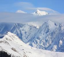 Nuages surplombant les montagnes près des Saisies