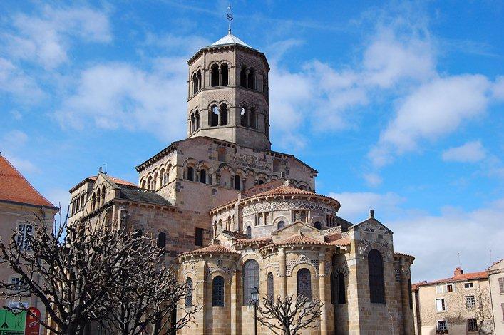 L'abbaye de Mozac dans la ville d'Issoire
