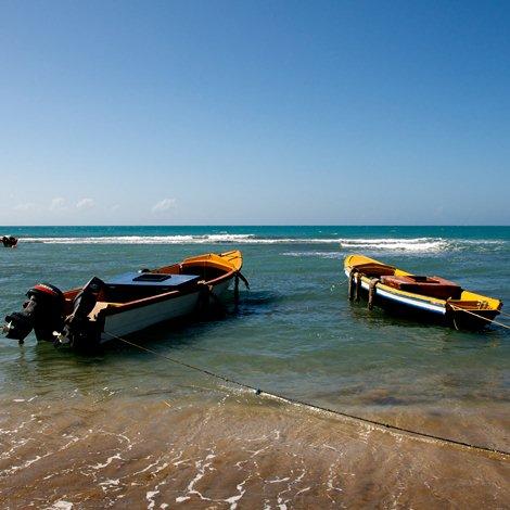 Des barques sur les plages de Jamaïque