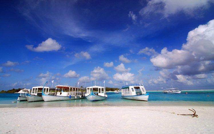Bateaux au mouillage sur une plage des Maldives
