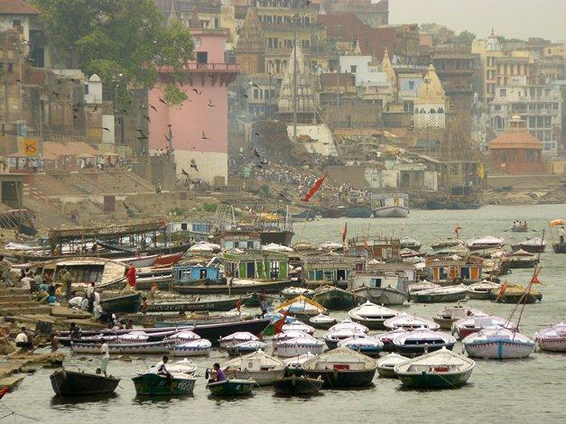 Un port sur les bords du Gange