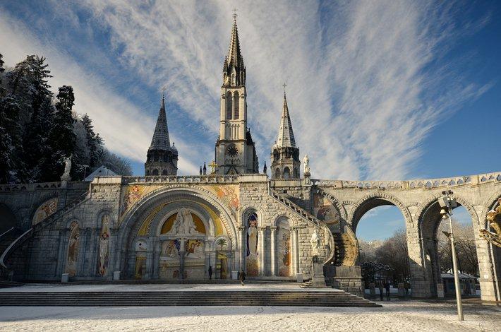 Cathédrale de Lourdes en automne