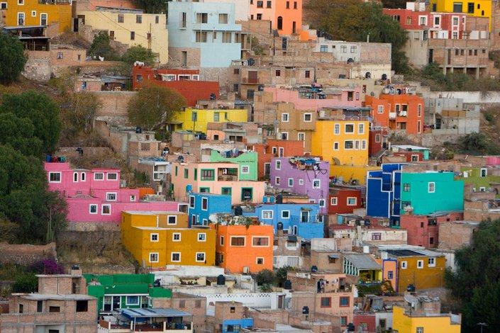 Favela colorée au Mexique