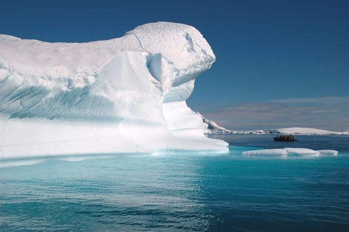 Un iceberg dans l'ocean antarctique