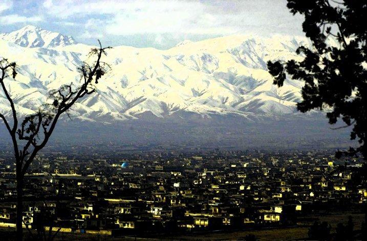 Montagnes afghanes surplombant la ville