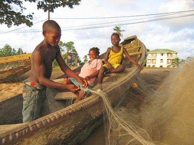 Enfants pêcheurs au Congo