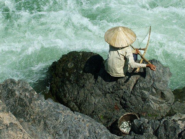Un pêcheur au Laos