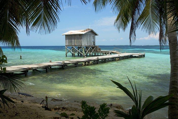 Ponton et cabane sur pilotis en bord de mer