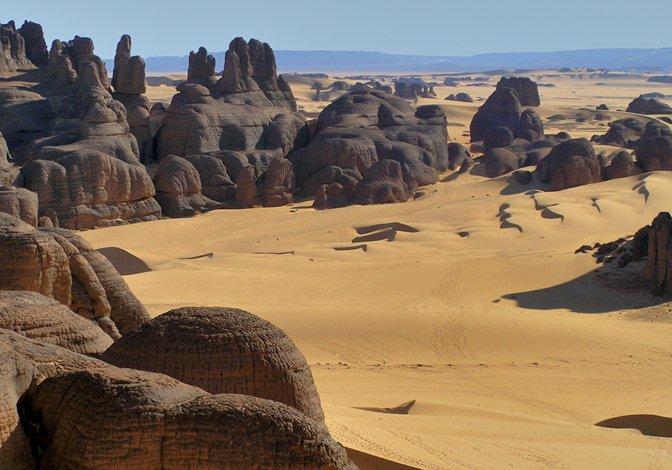 paysage rocheux du Sahara