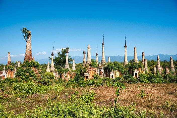 Structures boudhistes sur le lac Inle, Birmanie