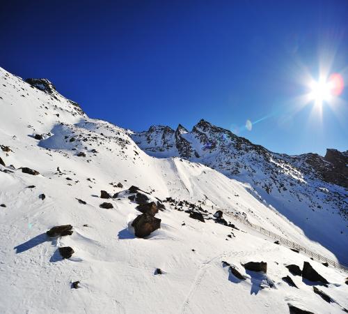 Versant enneigé sous le soleil
