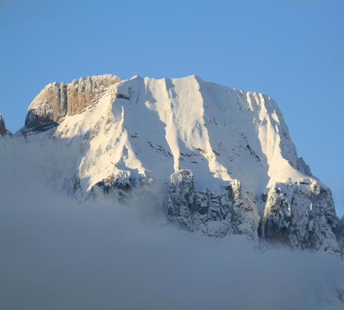 Roc montagneux sous la neige