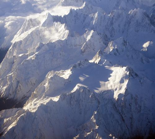 Vue plongeante sur la montagne
