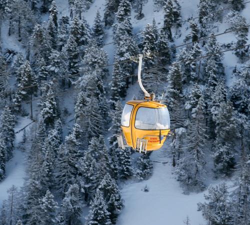 Télécabine au sein de la montagne
