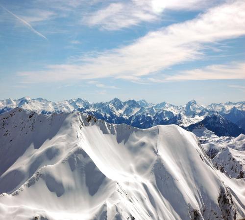 Volutes de nuages au dessus des montagnes